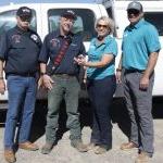墨菲雷诺兹威尔逊地区官员接受皇冠现金盘公司的卡车捐赠.